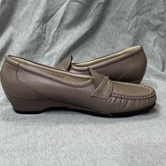 SAS Easier Loafers Clogs Shoes Womens Size 9.5 M Beige Leather Slip On Comfort - Picture 14 of 16